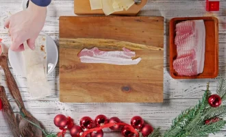 Закуска з беконом і сиром