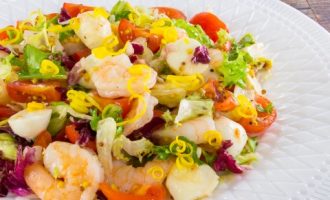 Салат з креветками, моцарелою та черрі