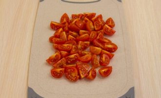 Салат з креветками, моцарелою та черрі