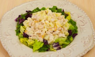 Салат з копченою куркою та ананасами