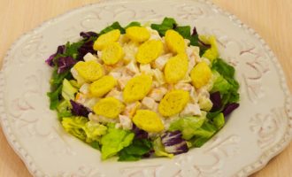 Салат з копченою куркою та ананасами