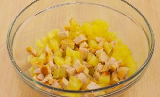 Салат з копченою куркою та ананасами